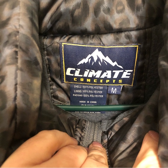 EUC Black and Gray Cheetah Winter Puffer Jacket medium - Picture 4 of 5